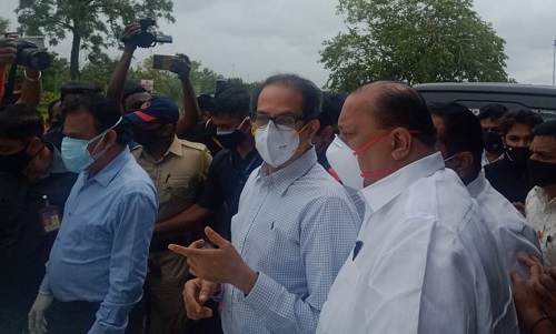 Live : मुख्यमंत्री उद्धव ठाकरे यांनी शिरोळ येथील पद्माराजे विद्यालय येथील पूरग्रस्तांशी साधला संवाद - Vimarsana News